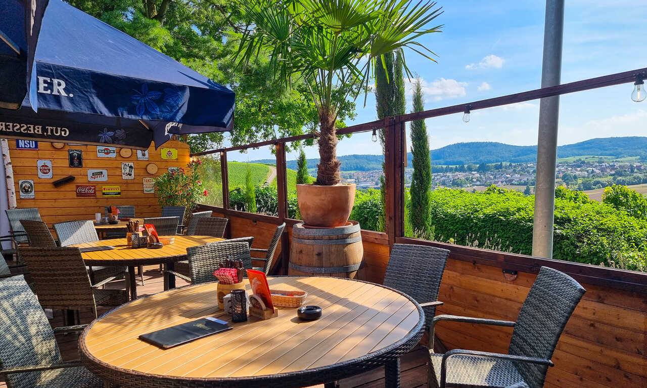 Sitzplätze rund um den Baum im Biergarten