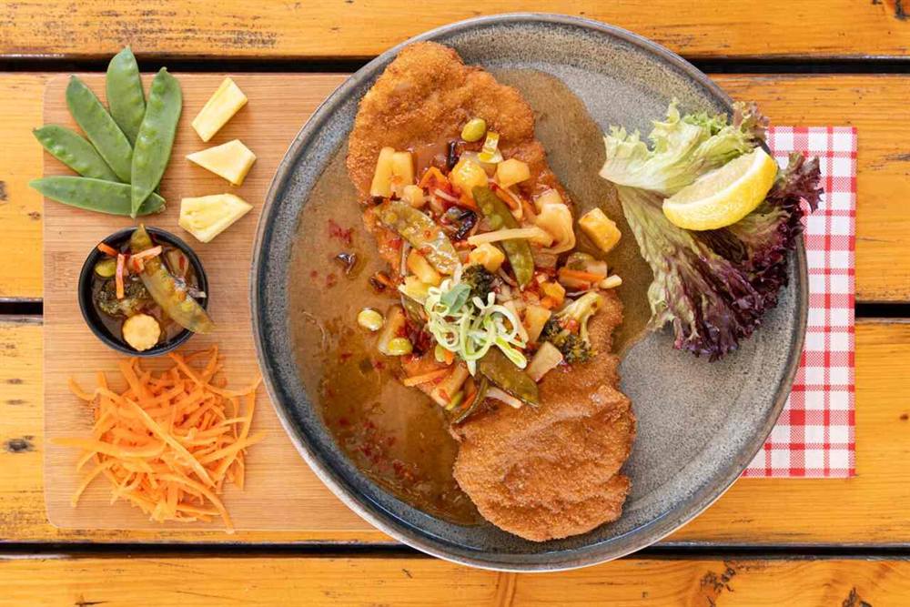Schnitzel mit Wok-Gemüse, Ananasstücken und pikanter Süßsauer-Soße